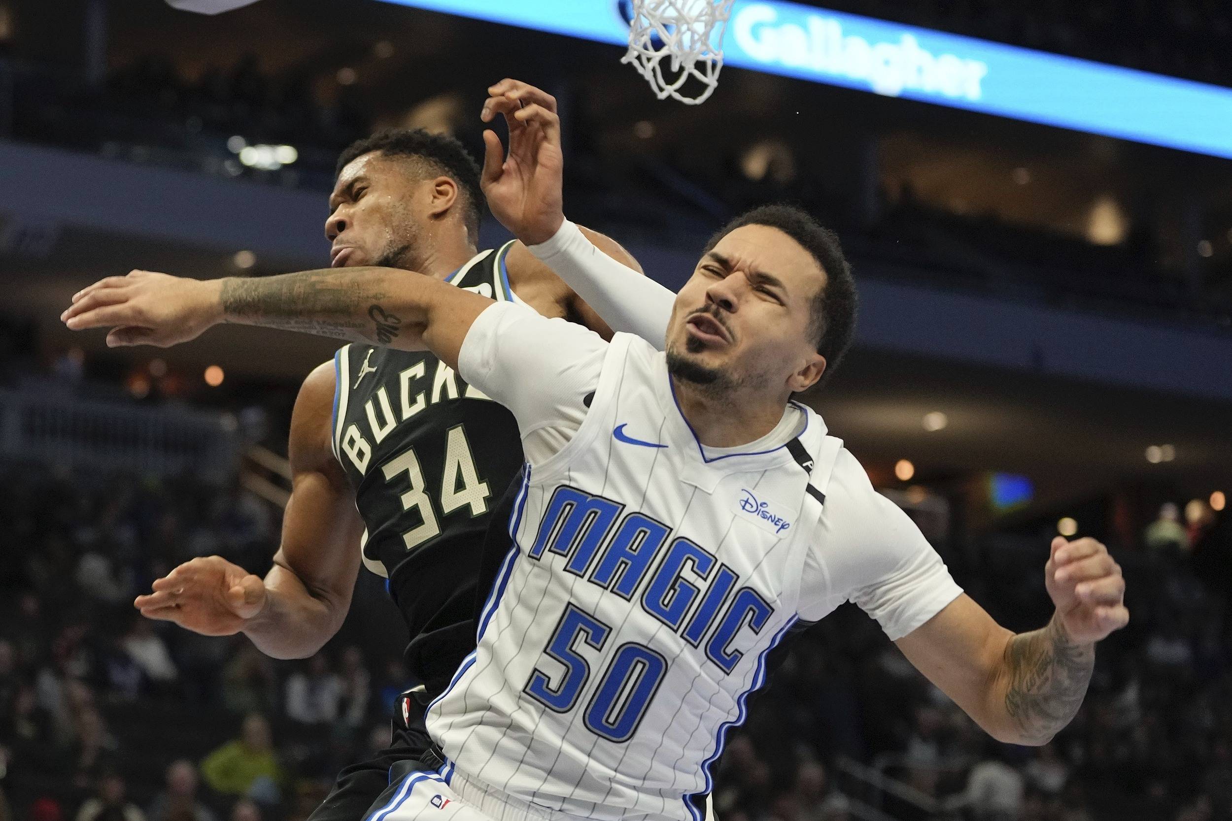 开云体育官方网站-活塞队意外胜出，击败雄鹿队