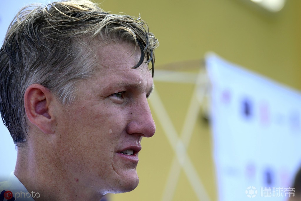 开云下载-球员谈转会传闻，情绪波动影响表现